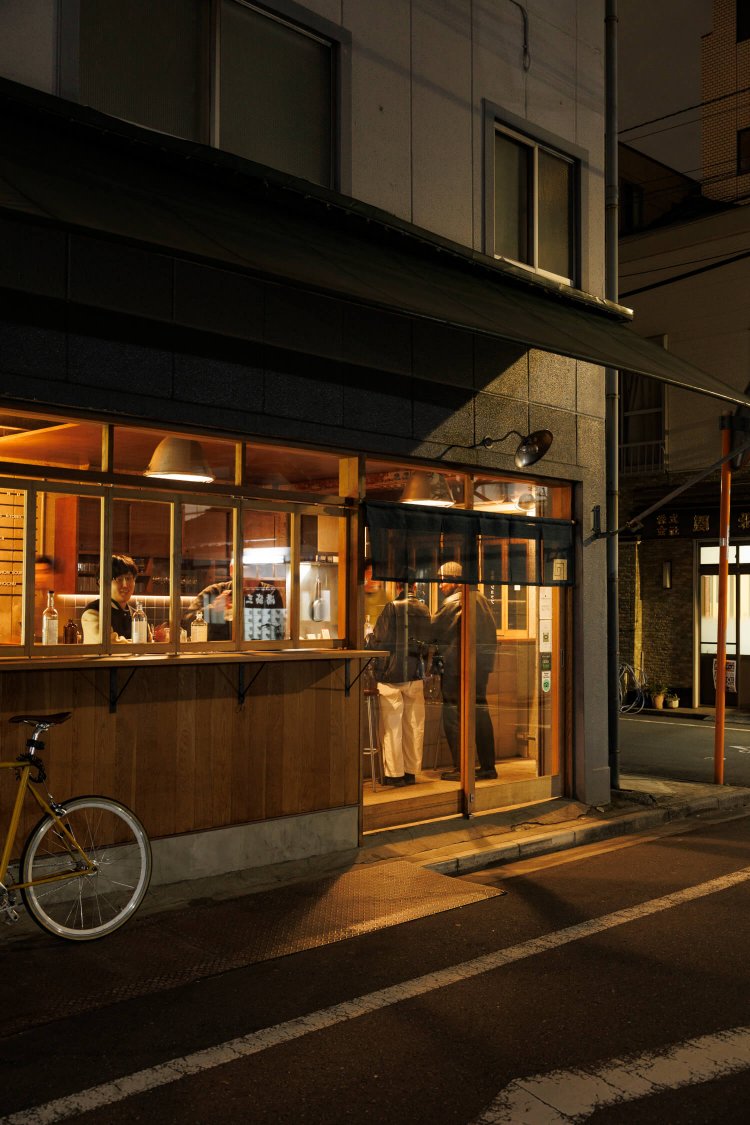 2022年開業。軒先にも立ち飲みスペースあり。