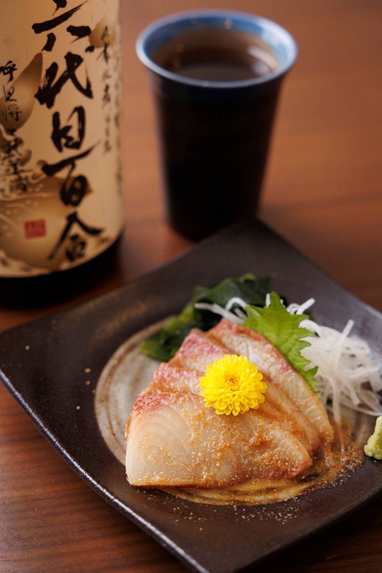 胡麻カンパチ900円、「六代目百合」お湯割り650円。