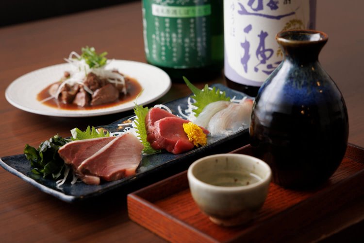 鮮魚3種盛り1450円、ふわふわの鶏純レバ750円。刺し身は利益度外視の値付け。「遊穂」純米650円など。