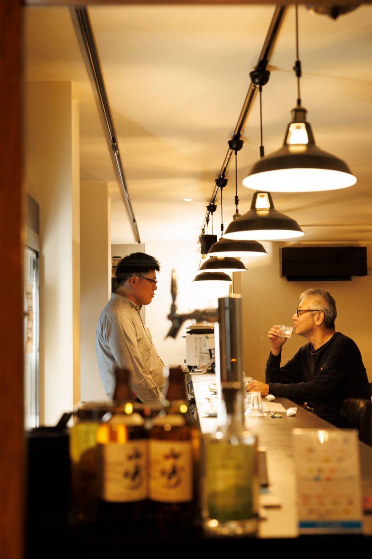 カウンター6席に加え、テーブル2卓。「ウイスキーからクラフトジンまで幅広く揃えています」と店主。