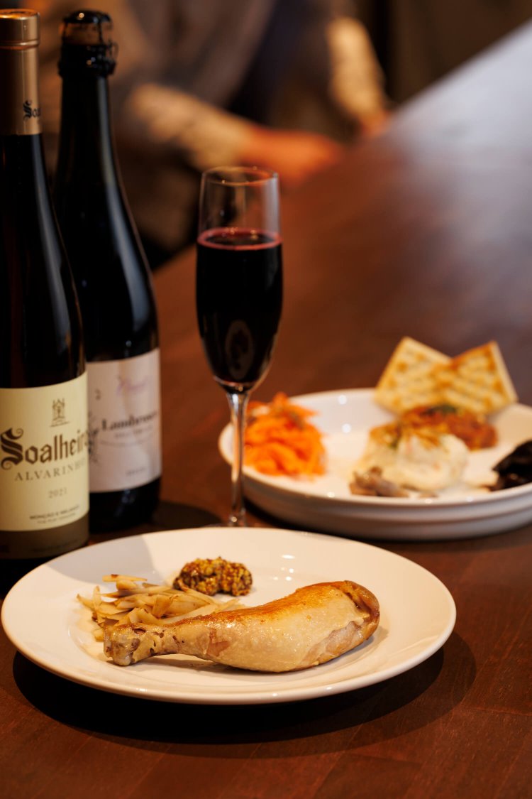 骨付鶏もも肉のコンフィ1100円、おまかせ5種盛り1430円。