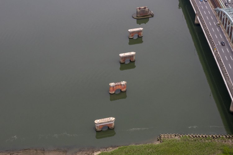角度を変えて。淀川は流れがあまりなく、水鏡のように橋脚が写りこんでした。