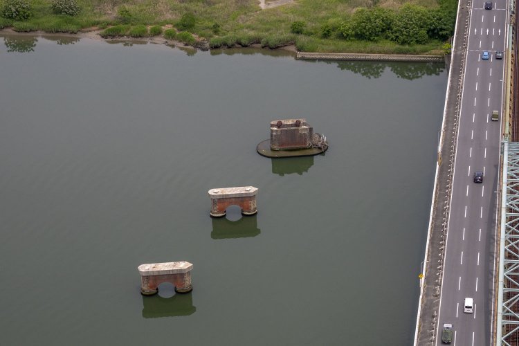 橋台部分も。川幅がかなり広がったのが想像できる。大阪市の計画ではすべての橋台と橋脚は撤去予定である。