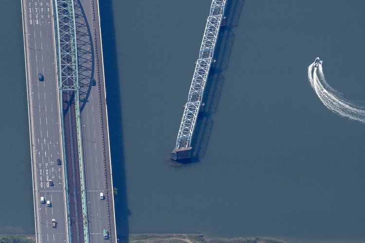 本庄水管橋の北側部分。川幅が広がってこのような形となった。水道管は地中に埋まっている。2016年4月30日撮影。