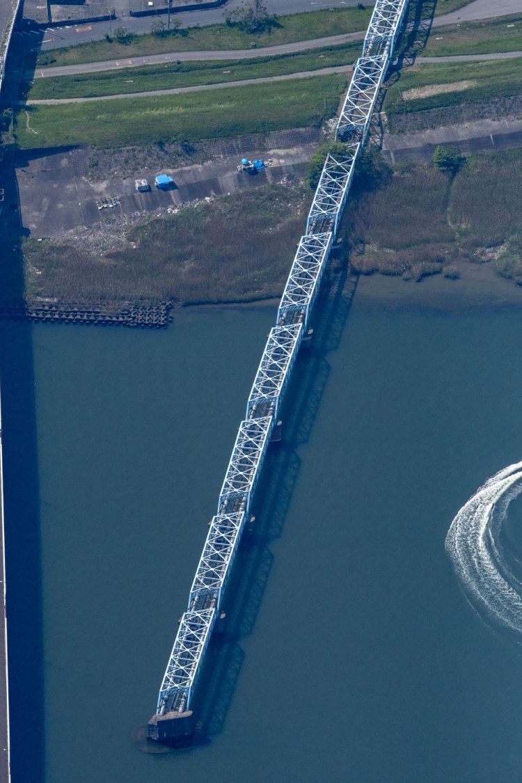 トラス橋は全部で8連続いていた。トラス橋は真っ直ぐではなく斜め角度になっていたのが、真上気味の空撮で分かった。2016年4月30日撮影。