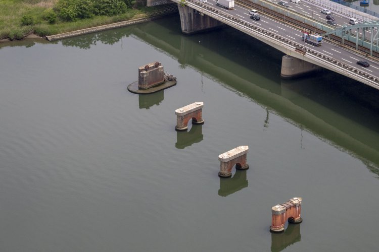 プツっと途切れる橋台部分も含めてズームした。２本の水道管が橋台の中へ突き抜けて地中へと潜っているのが分かる。