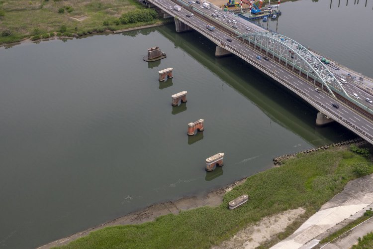 トラス橋が撤去されてだいぶ経過した。橋脚は端の橋台も含めて9基あったが堤防付近のものは撤去された。以後の写真の撮影日は、2024年5月22日。