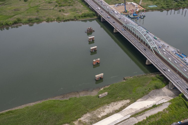 大阪・淀川に残るレンガの橋脚、かつての「本庄水管橋」を空撮する【廃なるものを求めて】