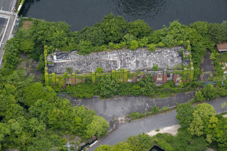 大阪城の堀とオフィス街のはざまで緑にのまれた旧陸軍のレンガ建物【廃なるものを求めて】