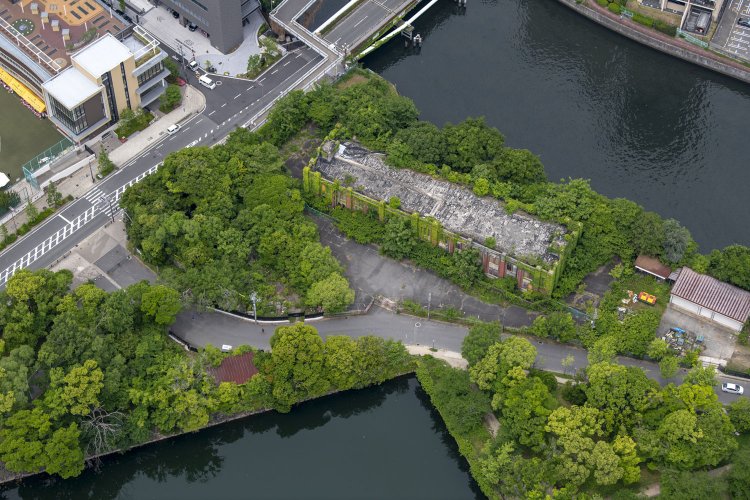 再び正面側から。こちらはなんとか建物だと判別できる。写真左手のとび色の屋根は造兵廠の頃から残されてきたレンガ積みの建物。便所だったというが、ほぼ倒壊しかけているため立派で大きな柵に覆われている。