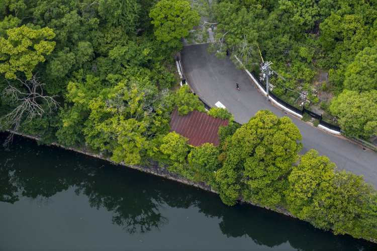 その遺構をお濠（ほり）側から見てみたが、屋根部分しか確認できなかった。