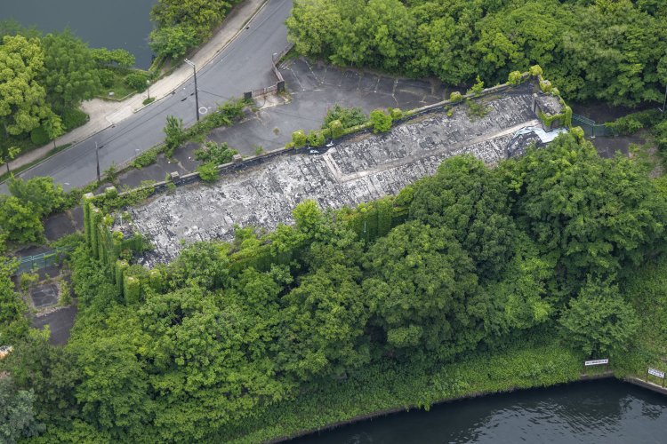 もう一度寝屋川の方向から。窓の配列など一切分からないほどだ。屋上にも緑が浸食しかけている。このまま自然へと没していくのだろか。
