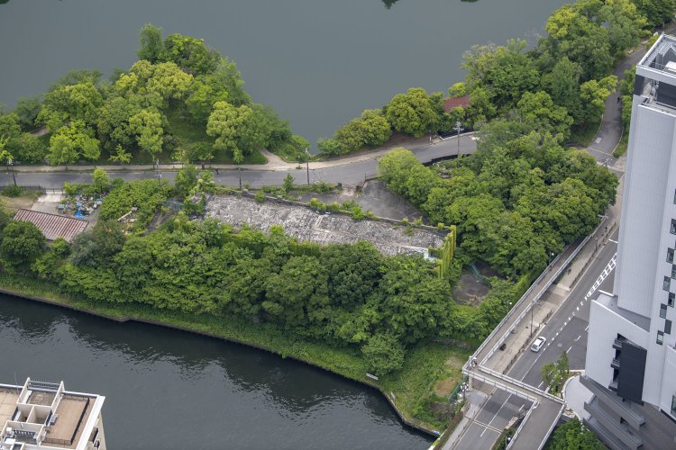 このまま緑と同化して没していくのだろうか。都市部でその模様を観察できるのは今のうちかもしれないが、ここの歴史を語るうえで重要な建物なので継承されていくことを願う。