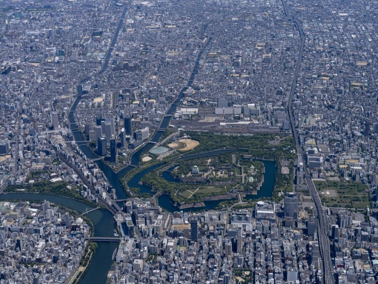 高い高度から見た大阪城周辺。伊丹空港の着陸ルートもこの辺りを飛行する。左側は大川（旧淀川）で、寝屋川と合流する付近に旧化学分析場の遺構がある。2021年5月3日撮影。