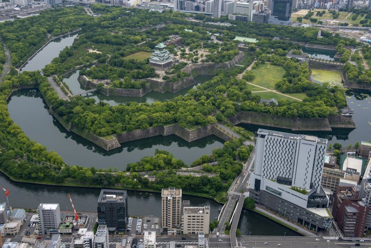 現在は京橋の脇に白地の高層ホテルが建っている。そのすぐ左手に旧化学分析場があるのだが、草むしていて自然と同化しつつある。ここから全て2024年5月22日撮影。
