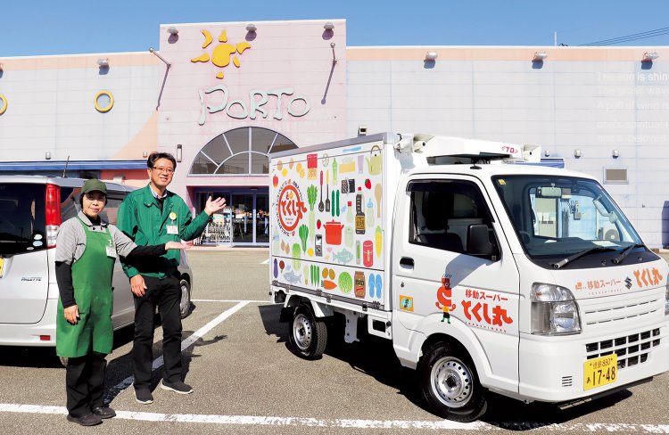 移動スーパー「とくし丸」も運用する、池田社長（左）と福山常務。「牟岐町の名産品や手づくり総菜・弁当も用意しています」。