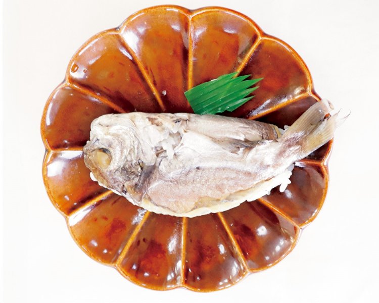 郷土の味「ボーゼの姿寿司」。地域で夏から冬に獲れる魚「ぼうぜ」（イボダイ）を手作業で酢締めし、毎日手づくりする自家製寿司。頭も骨もまるごと食べられる。