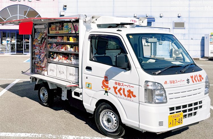 「とくし丸」は常温品のほか、冷蔵品や総菜・弁当など1500品を収納できる。