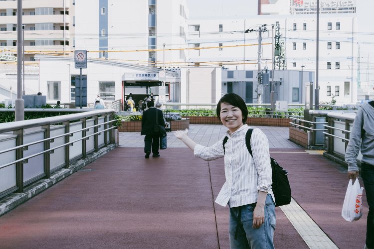 東神奈川駅にやってきました。東口にはすぐ目の前に京急本線の京急東神奈川駅があり、乗り換え便利です！