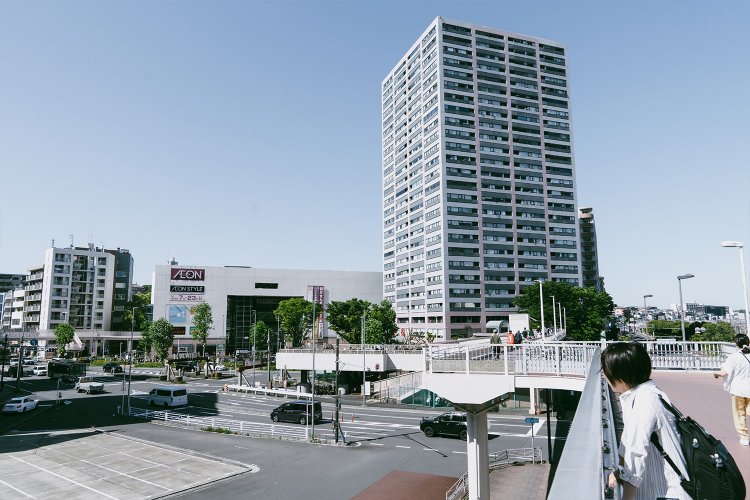 西口に出るとバスロータリーがあり、大きなイオンも。駅の近くで買い物も便利そう。