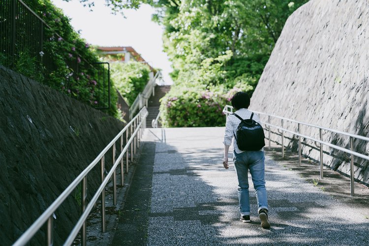 「立町みはらし公園」の入り口も坂。なかなかの急角度！