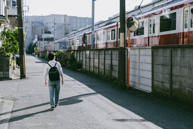 慶運寺まで線路沿いをひたすら歩く。民家のすぐ横に電車が走る景色は、どことなく昭和の懐かしい雰囲気を感じる。