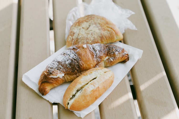 アイススケート場から歩いてすぐのところにある素敵なパン屋さん『パンドウー （Pain de U）』。お総菜系から菓子パンまでたくさん売られてました！