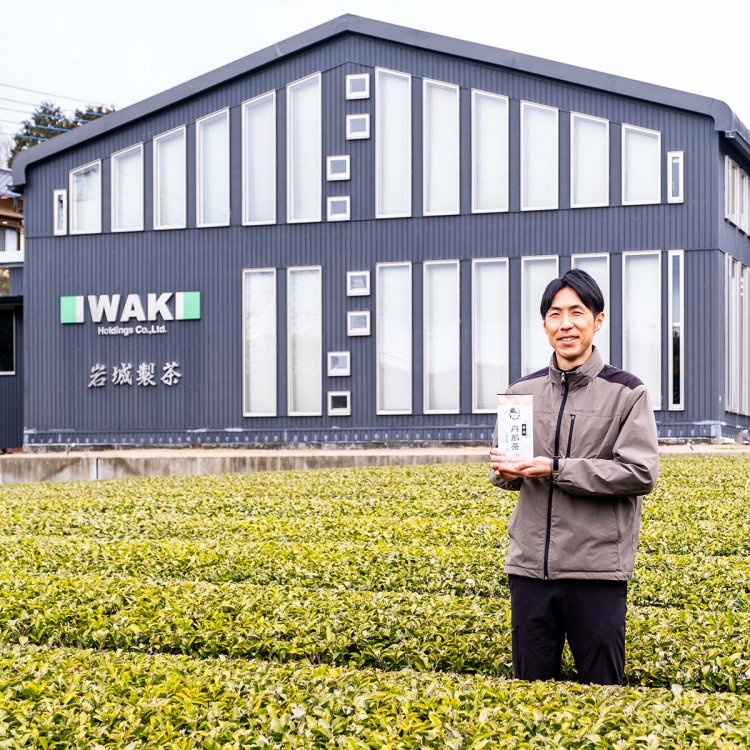 無農薬栽培の一番茶のみを使用した丹那茶100g1080円を手にする岩城さん。