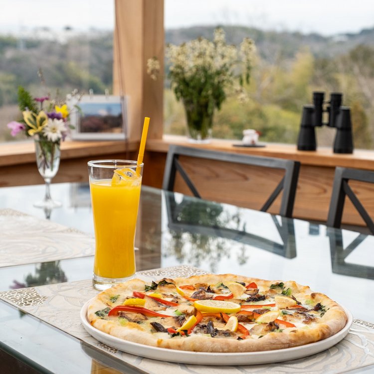 沼津ヤマカ水産のサバみりんを使った「焼鯖ピッツァ 瀬戸内レモンを添えて」2134円（飲み物別）。