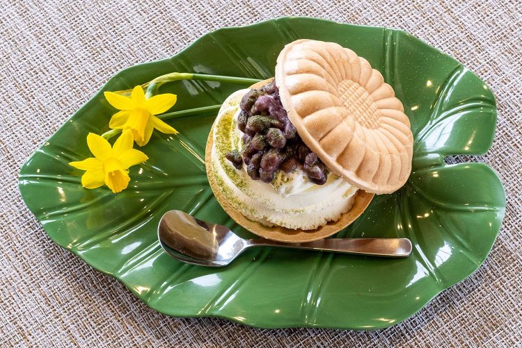 手作り粒あんたっぷりのアイスもなか726円。