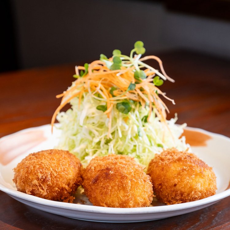 薄い衣にもプロの技が光る丹那のカニクリームコロッケ（定食1650円、単品もあり）。