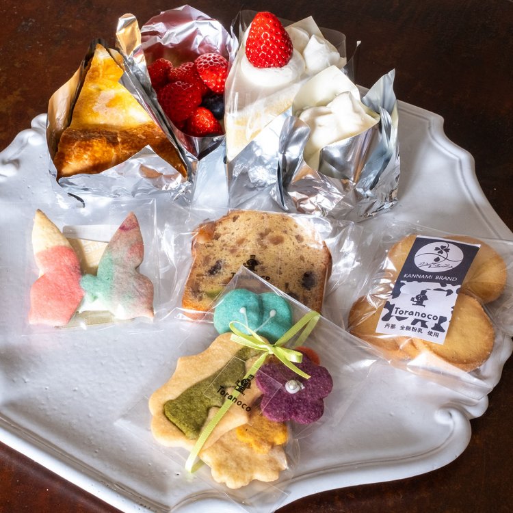 函南ブランド認定の塩バターサブレ430円（右端）ほか、作りたての多彩なお菓子が揃う。