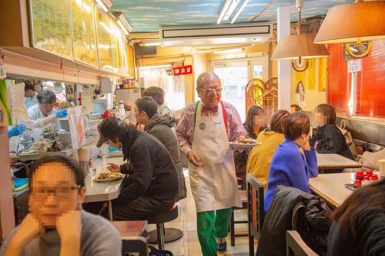 店主の寺田規行さんは、どのテーブルでもお客さんとのコミュニケーションを忘れない。