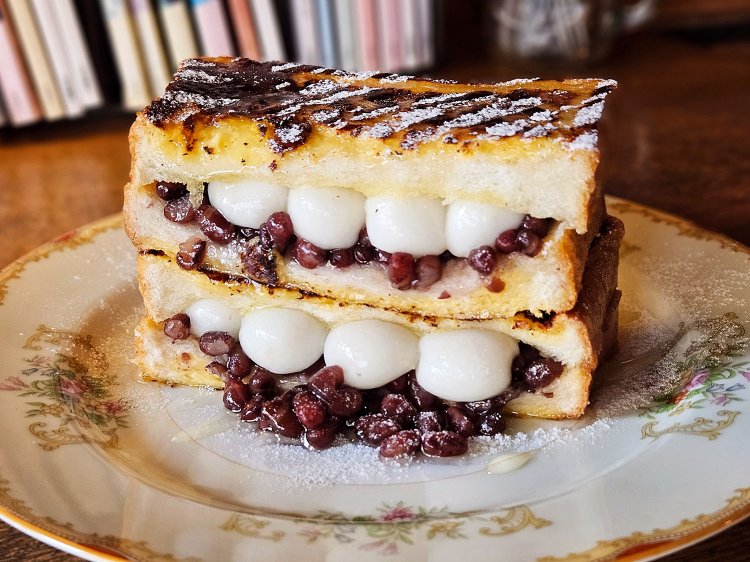 白玉と粒あんバターのフレンチトーストサンド（ワンドリンク付き）1800円。
