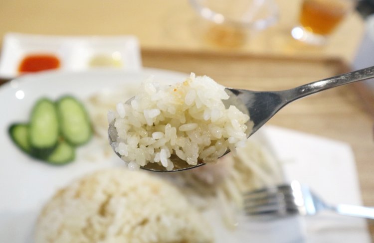 一口食べるとスプーンが止まらなくなる、鶏のふくよかな旨味が詰まったライス。