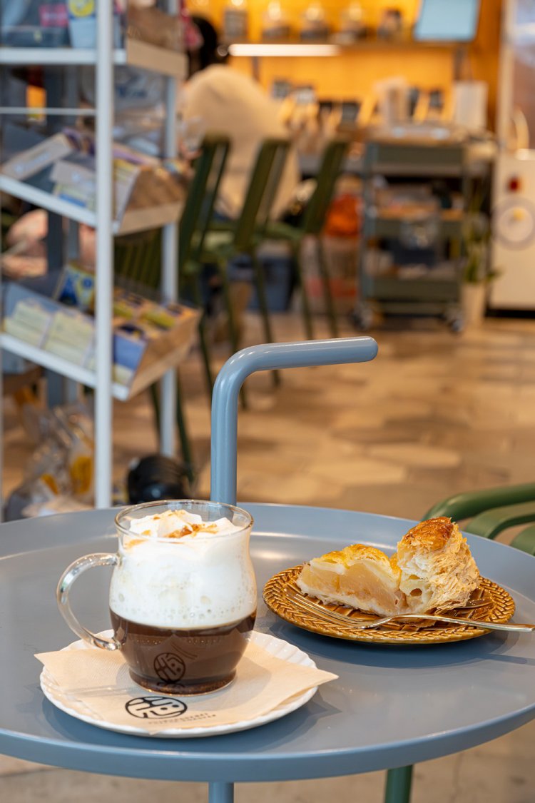 エスプレッソが決め手のアインシュペナー650円、志村さんの縁で、池袋『タカセ』のケーキも。アップルパイ480円。