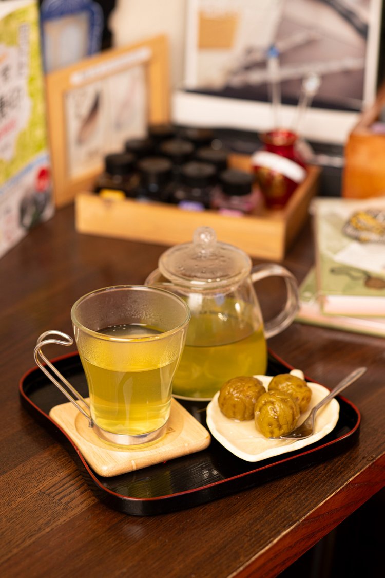 抹茶と白あんの羊羹を梅で包み、べっ甲飴をからめた和菓子と緑茶のセット1000円。