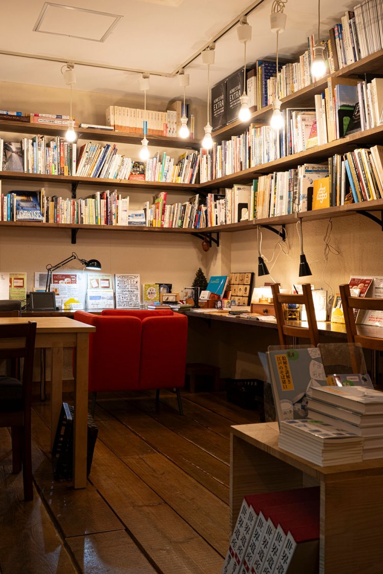 15時まではランチ、18時からはバータイムに。プラネタリウムの上映会も行われる。