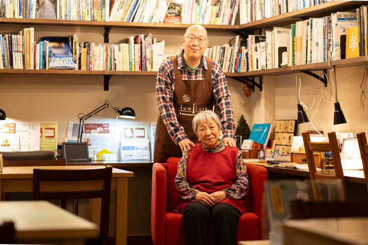 店主の井守正暁さんと母のえみ子さん。えみ子さんが作る果実シロップのドリンクは体に染み渡るおいしさ。