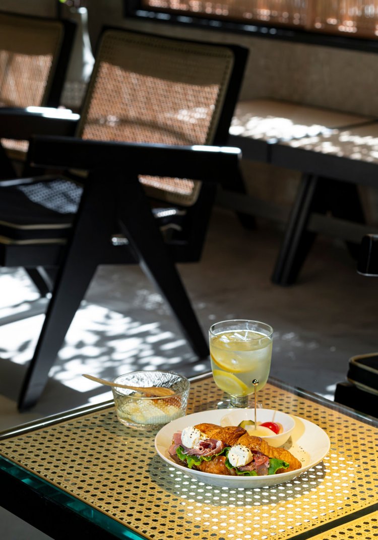 ランチの生ハムクリームチーズクロワッサンサンド。自家製ピクルスとグラノーラヨーグルトのセット1000円。自家製はちみつレモンスカッシュ（セット価格）300円。