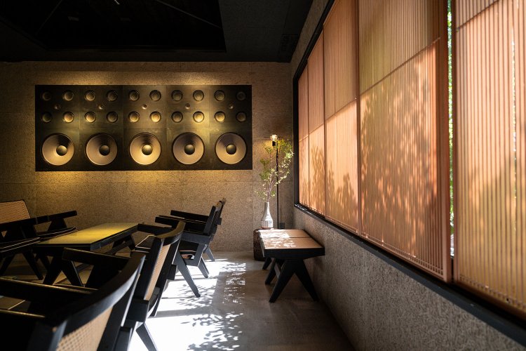 ゆったりとしたジャズが流れる店内。音楽に浸るならスピーカー前が特等席。