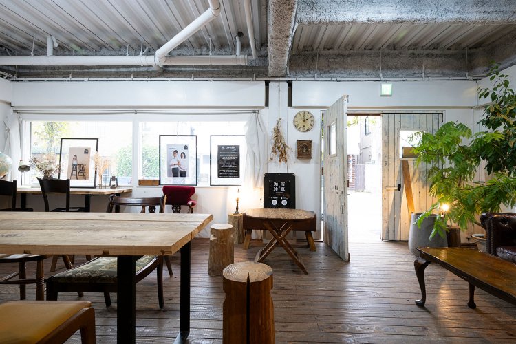 山口さんが自らリノベーションした店内で撮影（予約制）も行う。