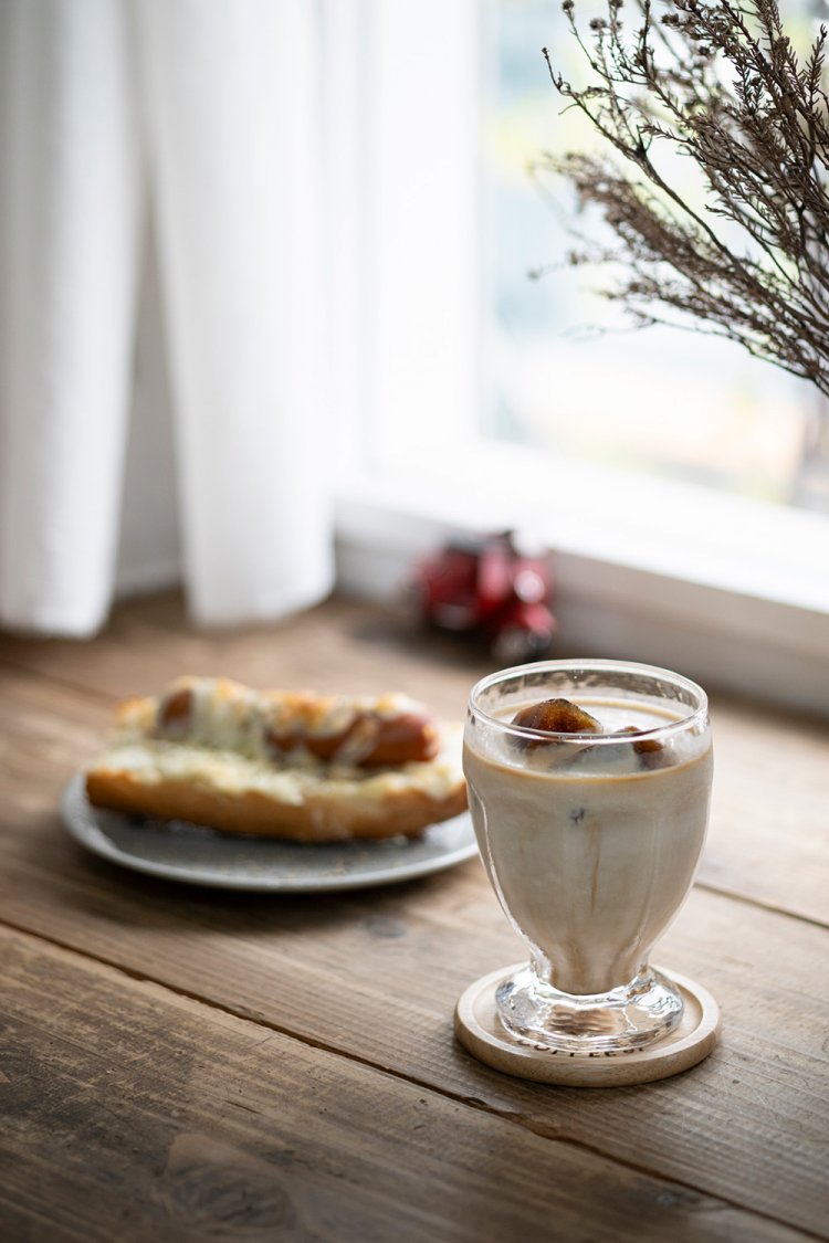 凍ったコーヒーが少しずつ溶ける氷コーヒー500円（追いミルク150円）。ホットドッグ580円。