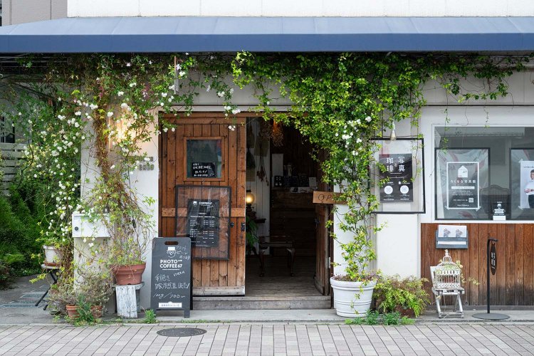 季節の花々がアーチ状になった美しいエントランス。