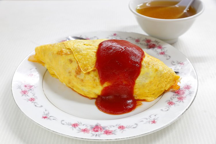 オムライス800円。薄焼き玉子にチキンライスがみっちり。