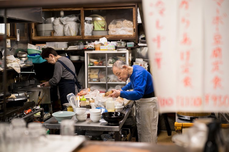 提供口の向こう側がチラリ。厨房は常にフル稼働だ。