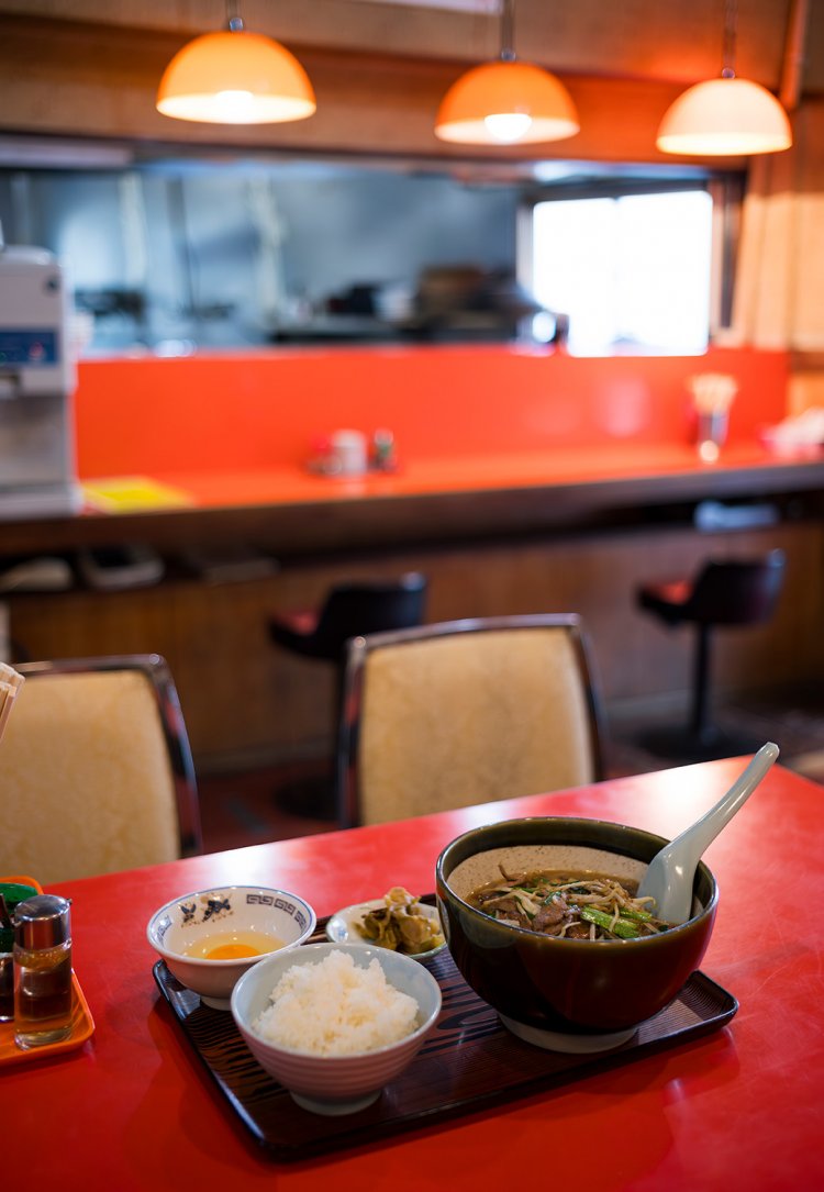 レバニラ麺セット950円。生卵、麺に入れるか？　ごはんに落とすか？