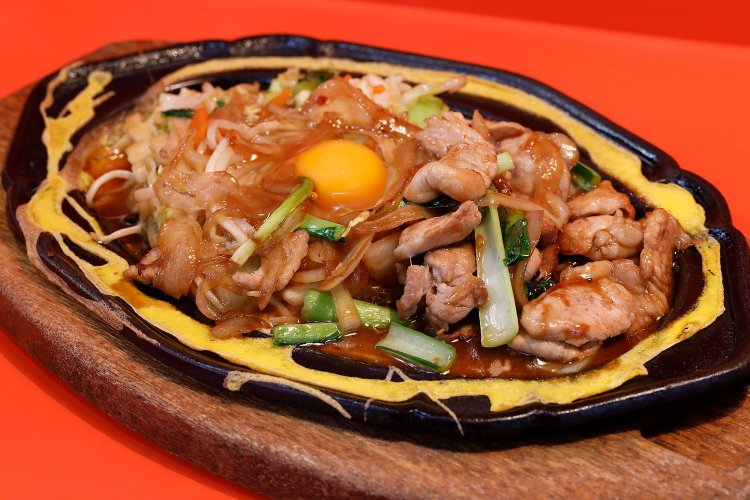 鉄板焼き950円も人気。