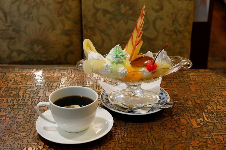 コーヒー450円。プリンアラモード730円。角のごときリンゴが見事。