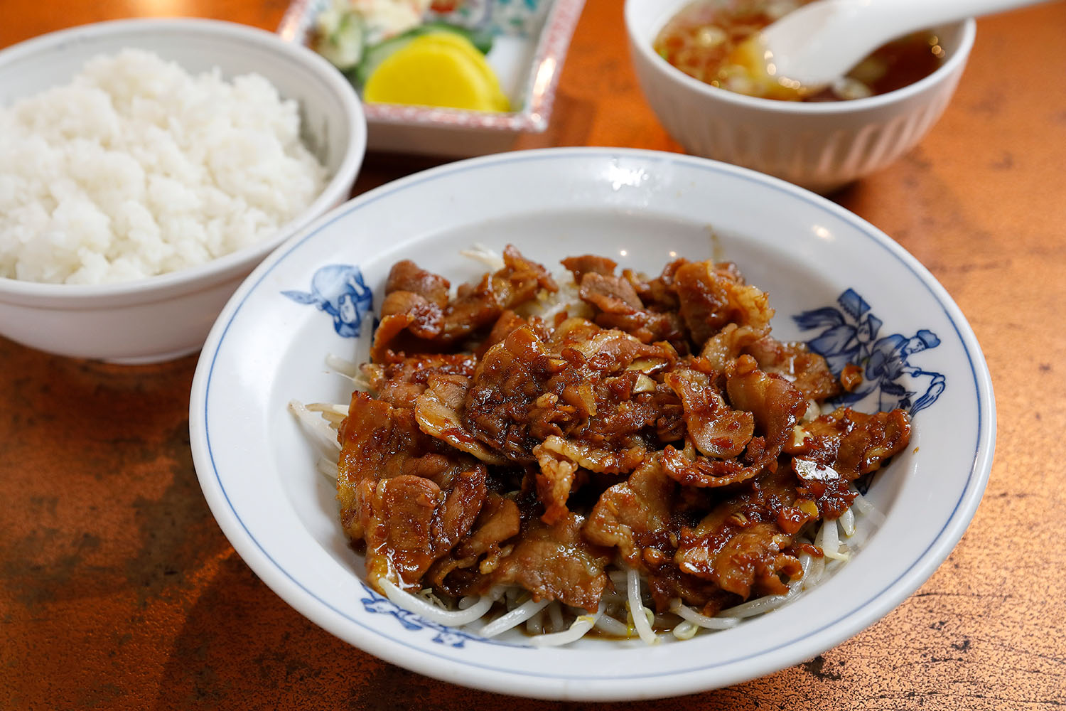 生ニンニクと特製タレで豚肉を炒めた朝鮮焼700円。ごはんお代わり待ったなし。